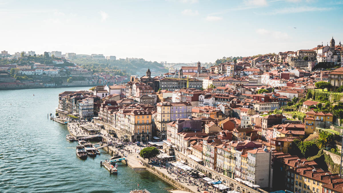 Utsikt över Douro-floden och den gamla stadsdelen Ribeira i Porto i Portugal